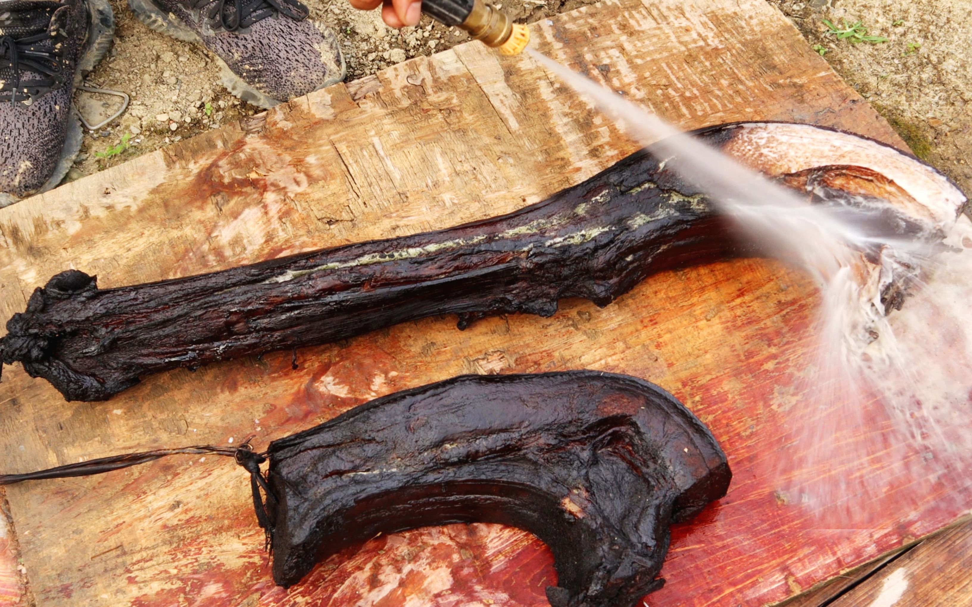 老腊肉布满霉灰看着就嫌脏用高压水枪清洗下强迫症过瘾了