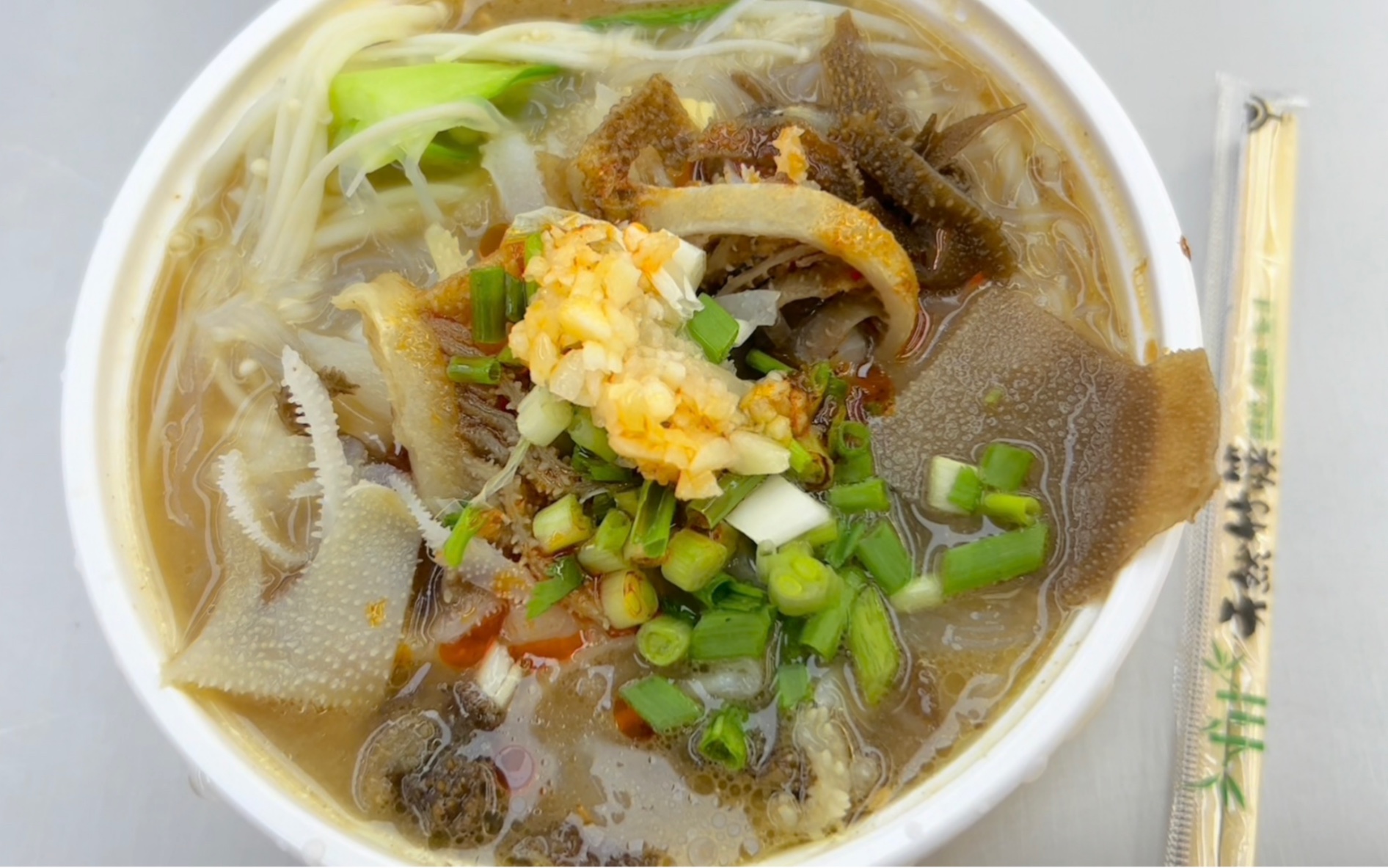 来到宁波北仑富邦美食广场吃一碗爆肚粉丝17元,还是牛吃草好吃多了