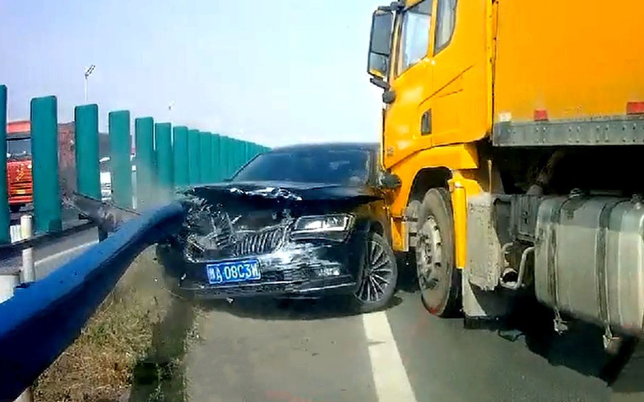 交通事故合集:小車無視大貨車盲區,隨意變道後悔莫及