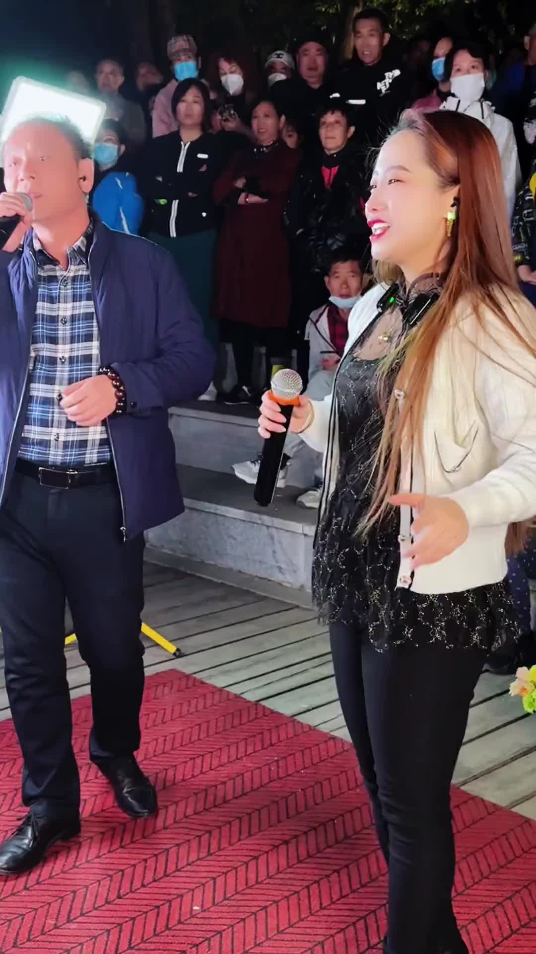 鞍山大晨辰大晨辰真人真唱招牌笑容户外唱歌