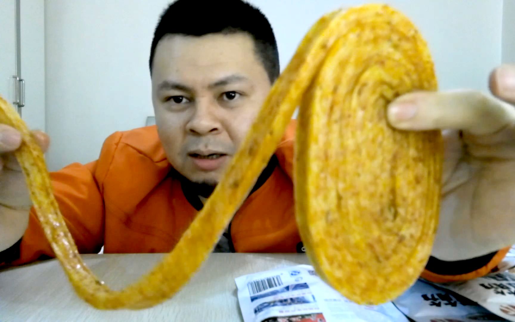 试吃卫龙辣条新出的1.8米超长辣条,你吃过吗?