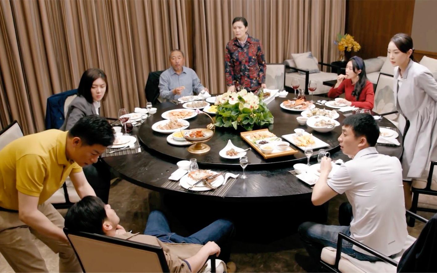 老板请客吃海鲜,傻小子放开了吃,不料进了医院差点没命