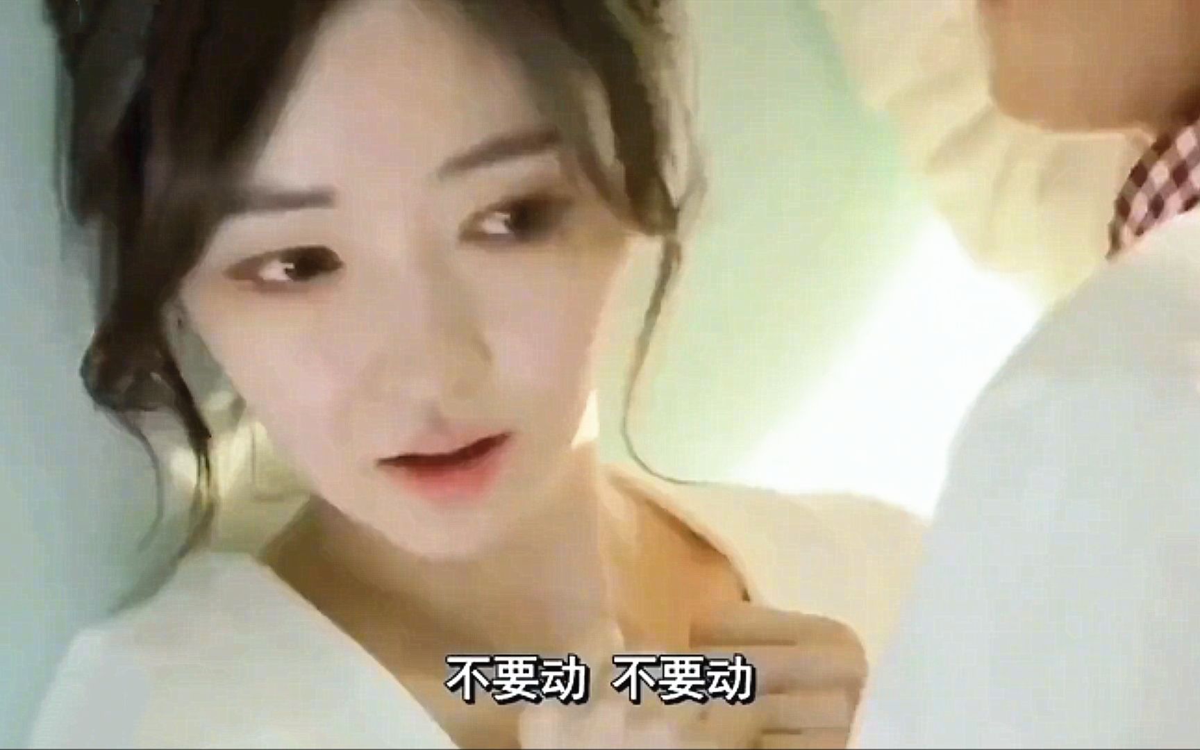 扯女生肩带图片