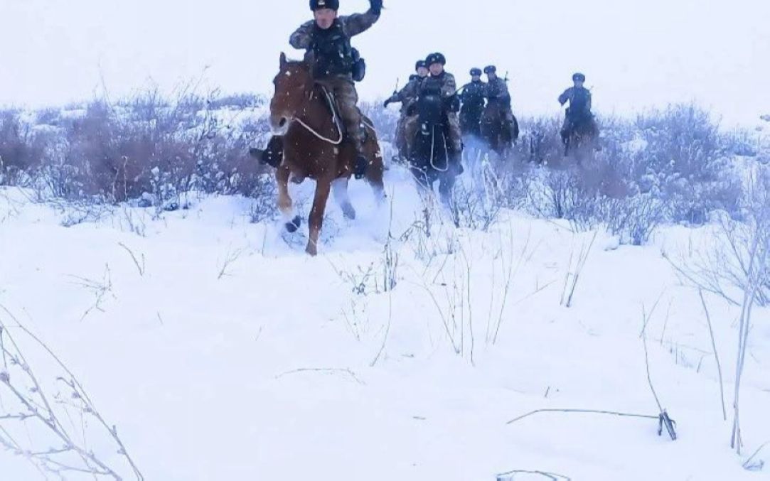 [图]边防官兵雪中策马而来，是心动的感觉！