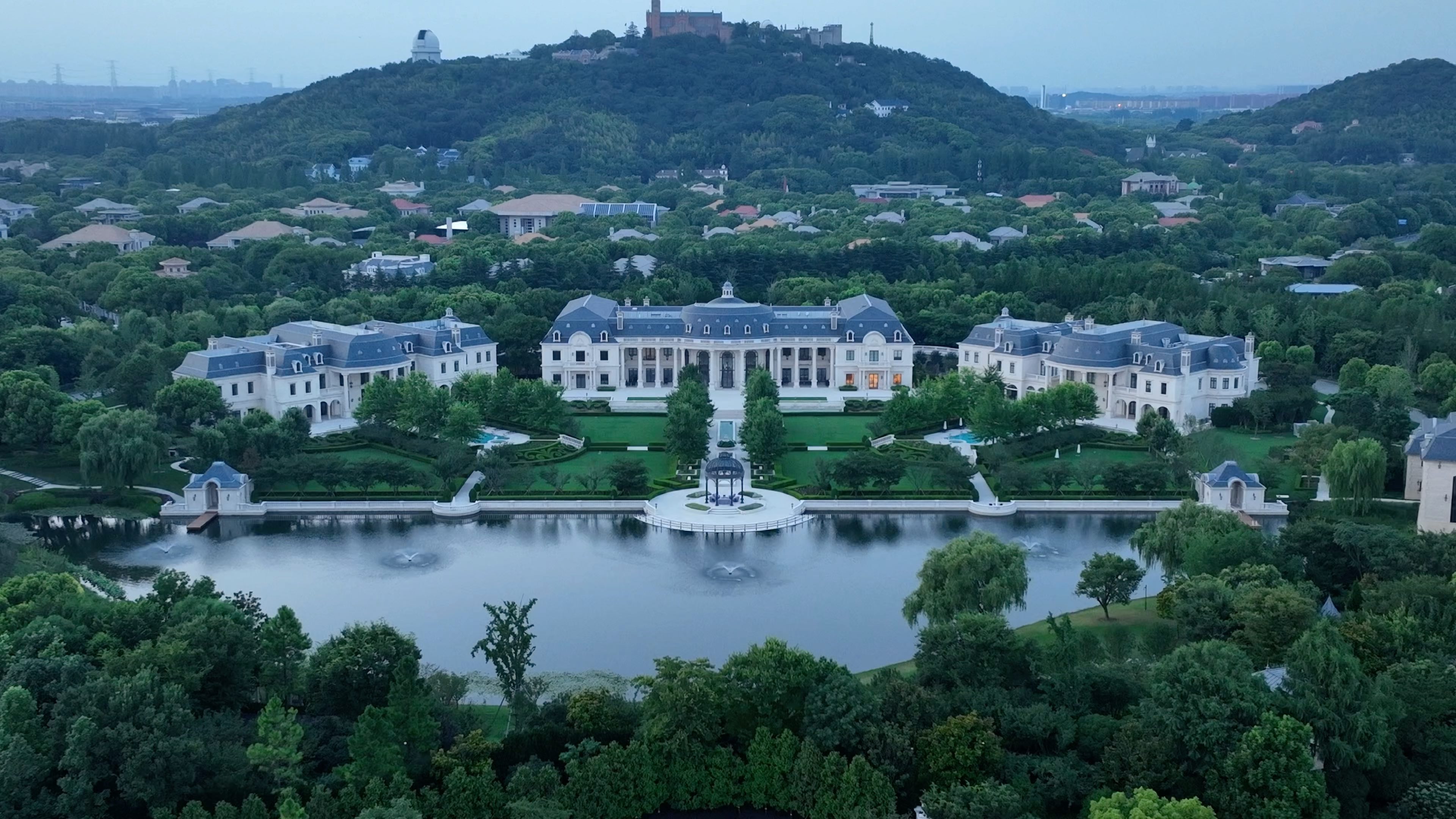 上海某私人府邸,据说估值已经达到170亿,装修就花了17个亿,背靠佘山