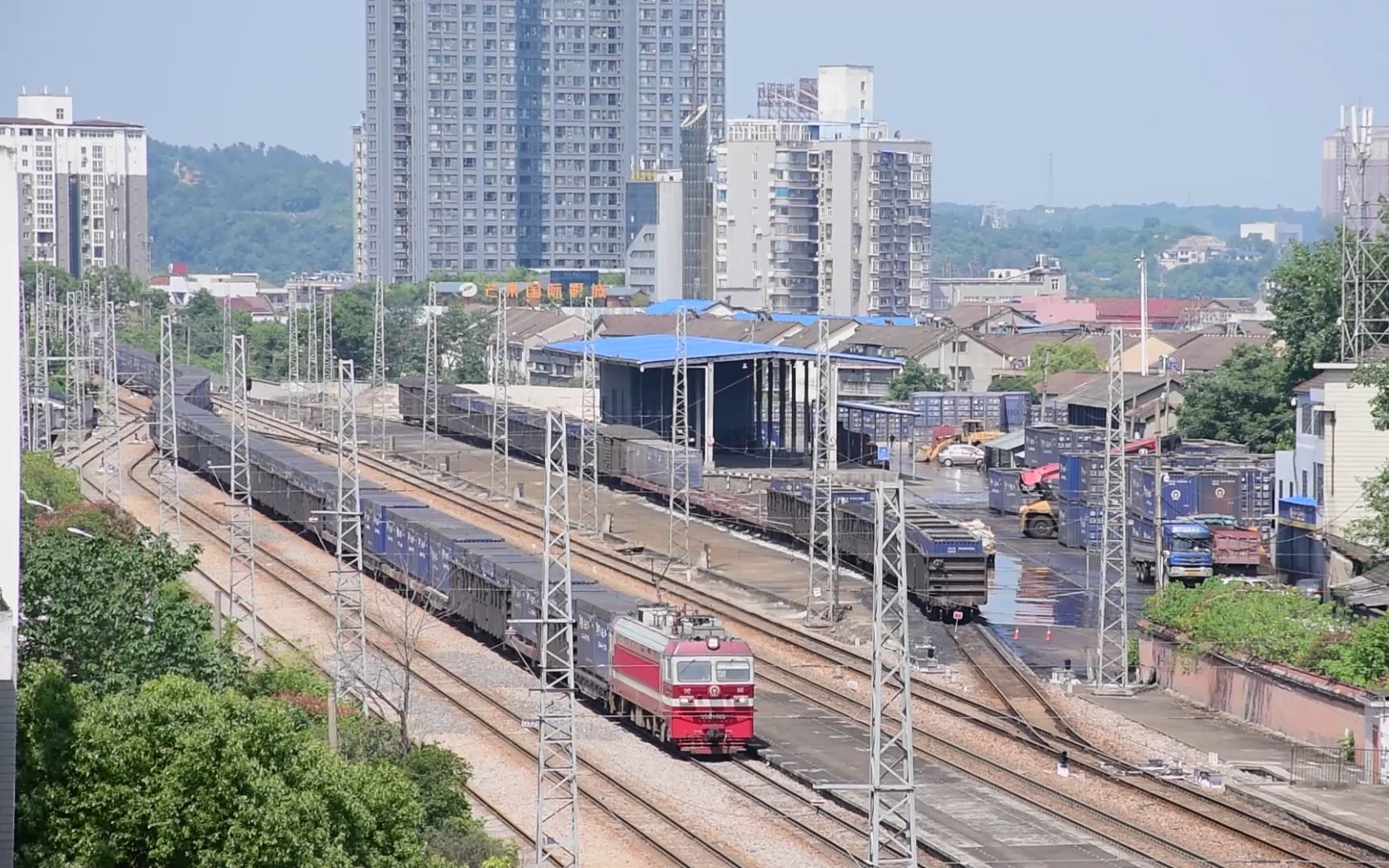 武局襄段ss6b牵引货列13503次进焦柳线石门县站侧线待避正线通过的货