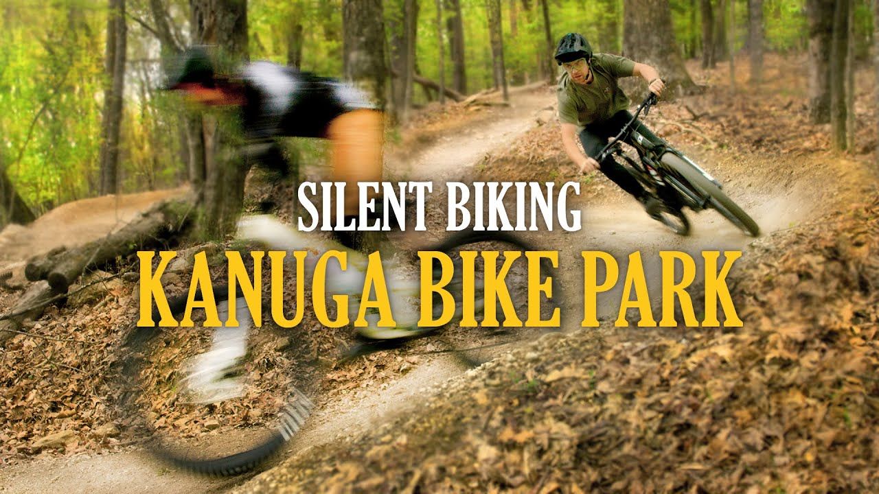 在北卡罗来纳州的卡努加自行车公园安静的骑车