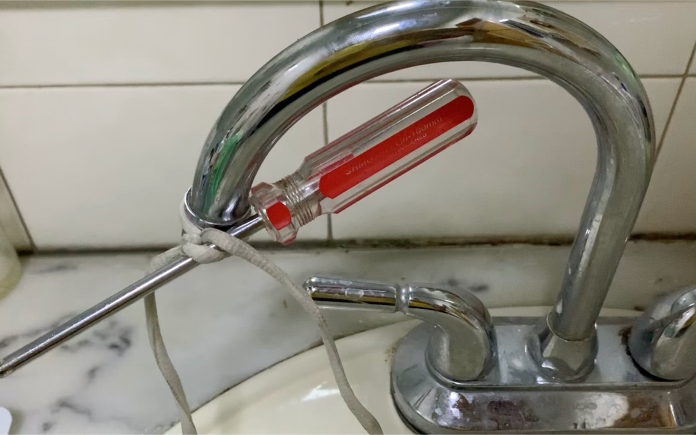 水龙头上绑一个螺丝刀,好多人还不知道有什么用,看过都夸好