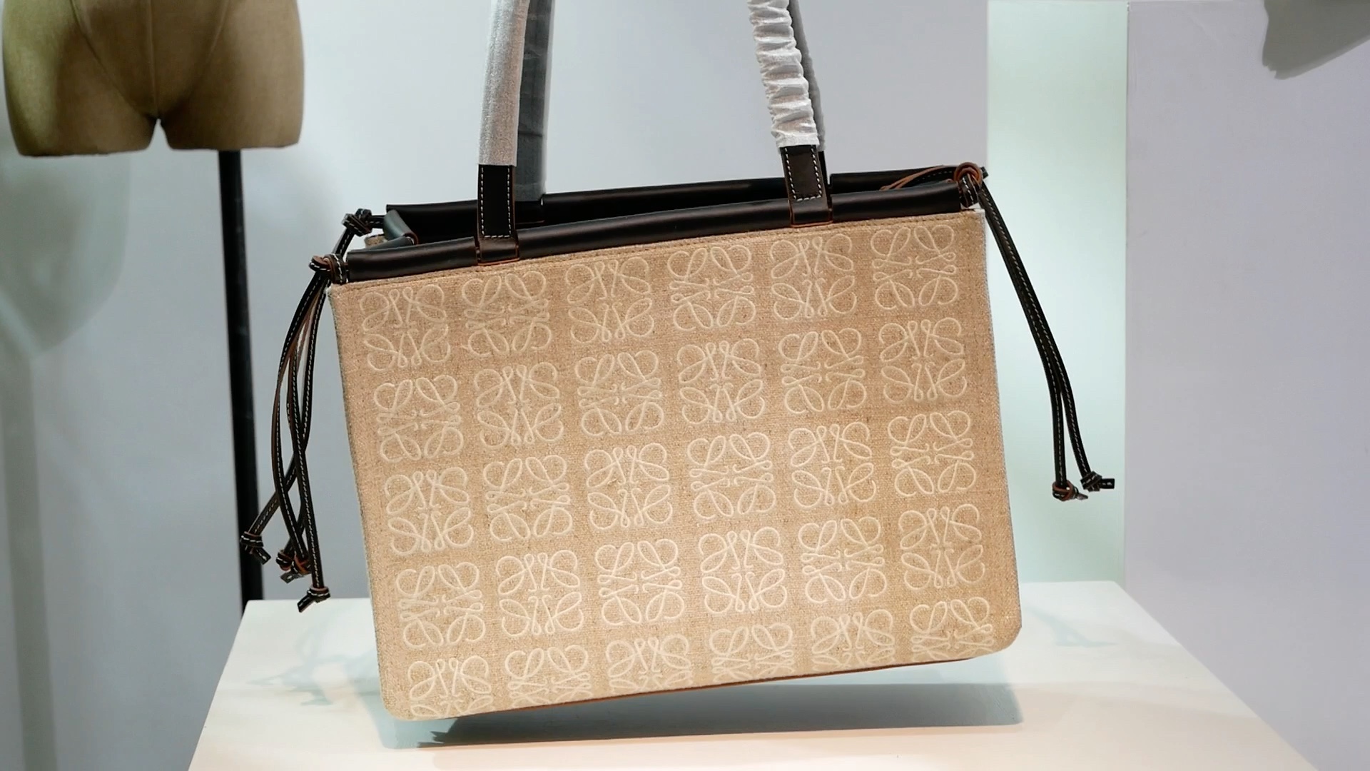 loewe罗意威托特包anagramcushiontotebag可弯折的抽绳袋口设计可以让
