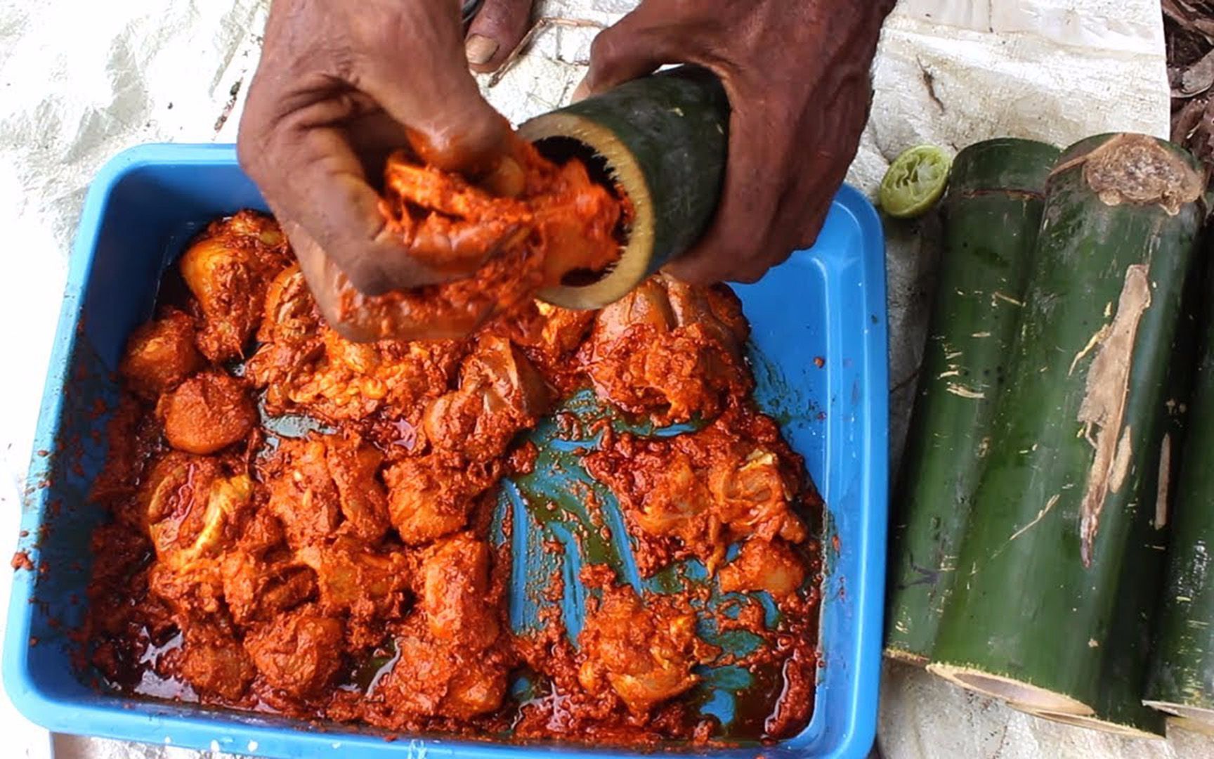 印度小伙街头卖竹筒鸡,卖相很不错,看完制作过程你还想吃吗?