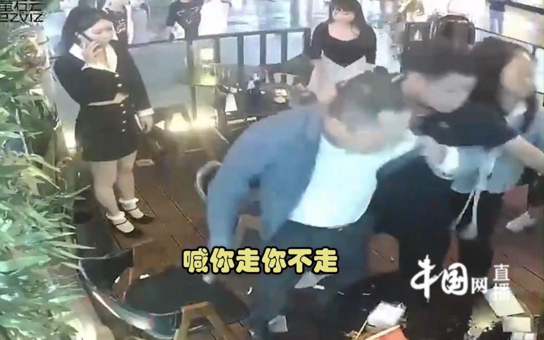 店家回应男子酒吧骚扰邻桌女孩:当时很着急迫于无奈才掀桌子1哔哩哔哩bilibili