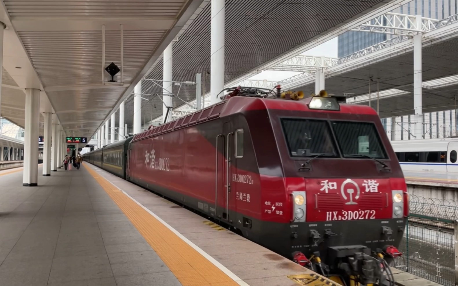 兰局兰段和谐电3牵引拉萨开往上海的z166次列车进无锡站1站台_哔哩