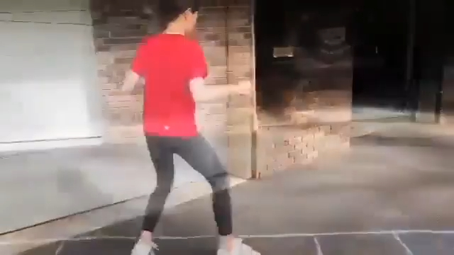 跟着这个女孩,一只粉笔就可以练习了