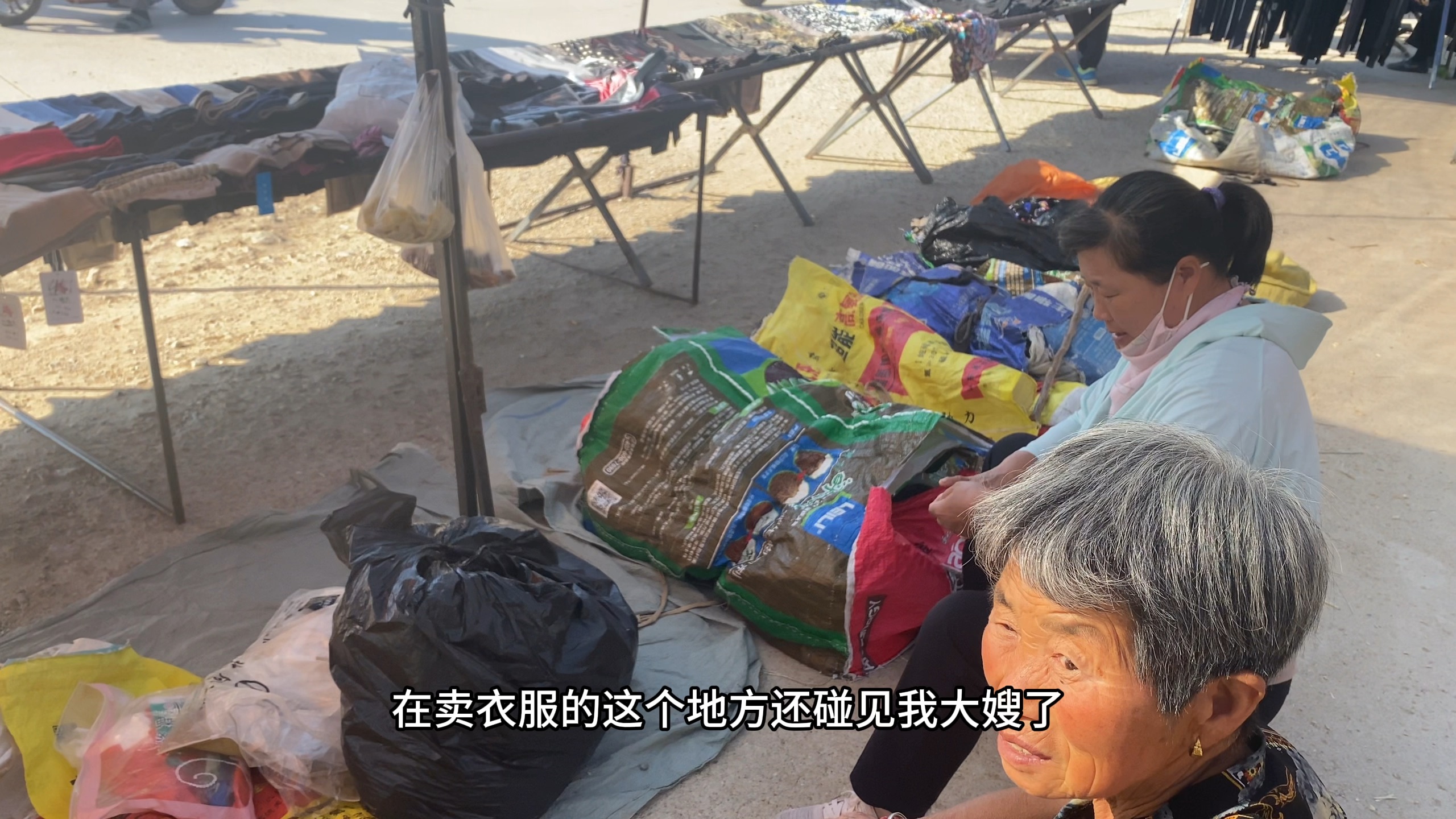 90后北漂单身狗回农村老家生活,村里赶集,发现生活在农村的消费好像并