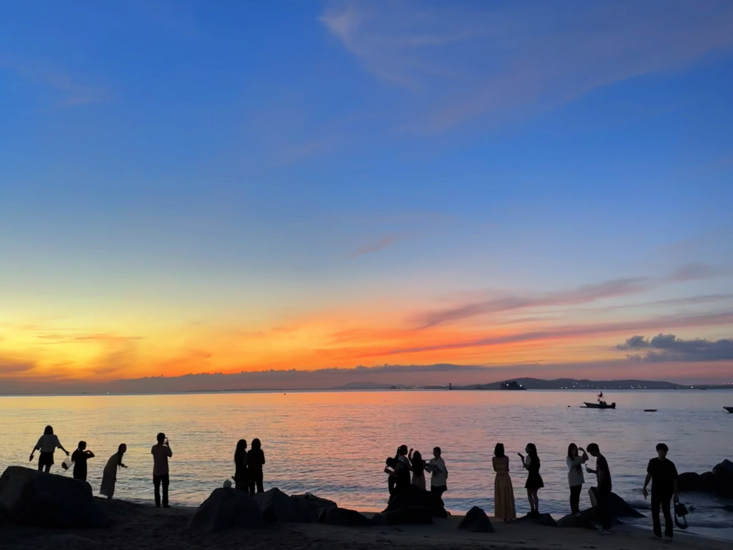 梦见站在海边看海（梦见站在海边看海水） 梦见站在海边看海（梦见站在海边看海水） 卜算大全