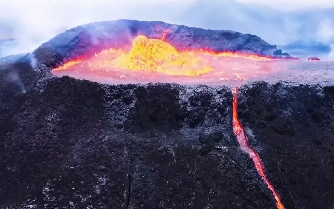 无人机超近距离拍摄火山口,岩浆浴真不错!