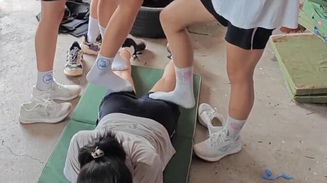 初中体育课上脱鞋的白袜女生们