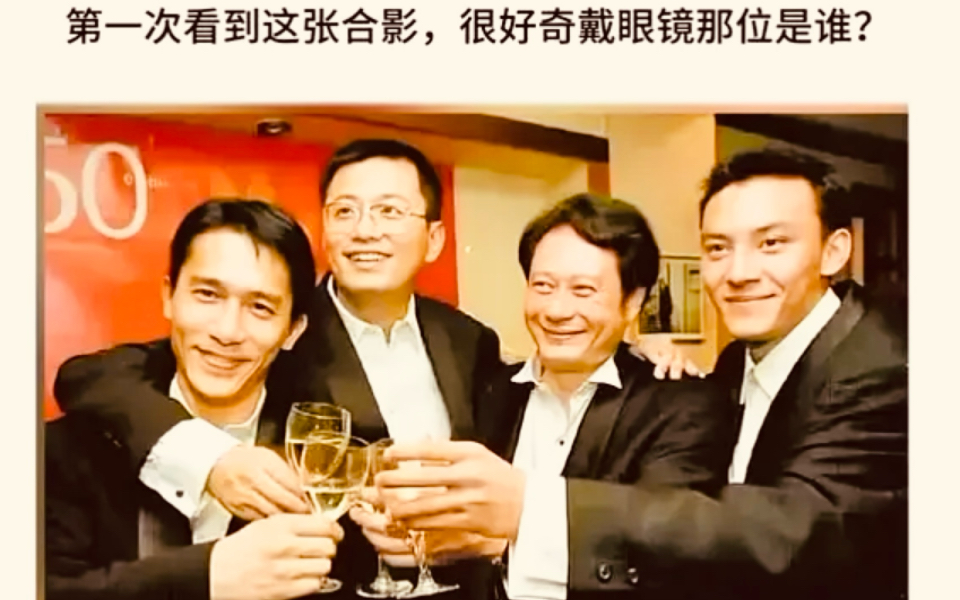 王家卫还得戴上墨镜才好认啊