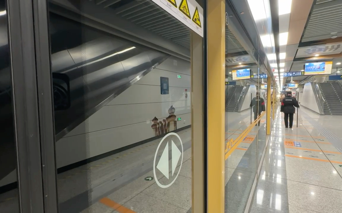 西安地铁9号线纺织城方向进秦陵西站