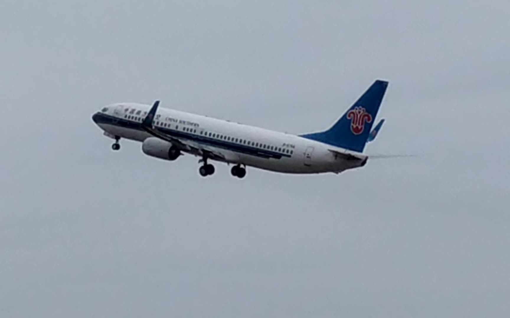 【中国南方航空】波音boeing737-81b型客机广州白云国际机场洞幺跑道