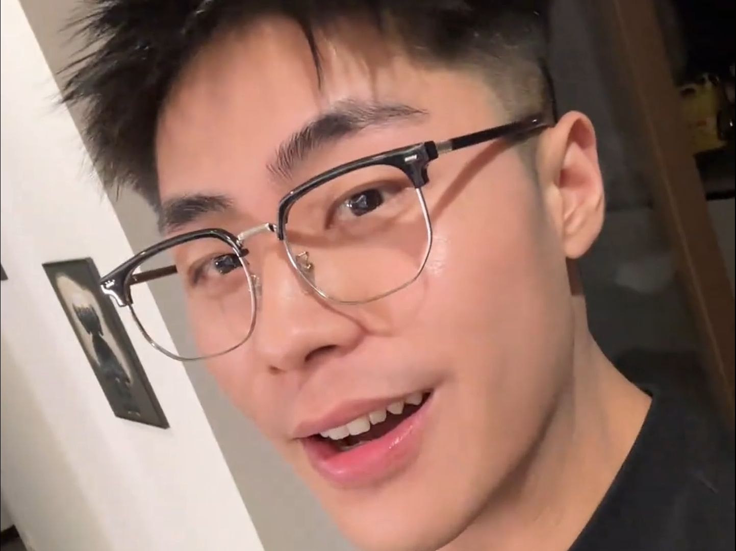 R星每日大赛-反差眼镜投票入口(rockstar账号注册官网)