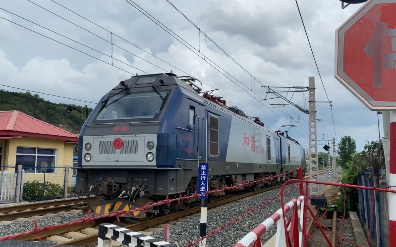 27 通辽机务段hxd26046单机通过西葛监护道口(沈吉线35km 780m)