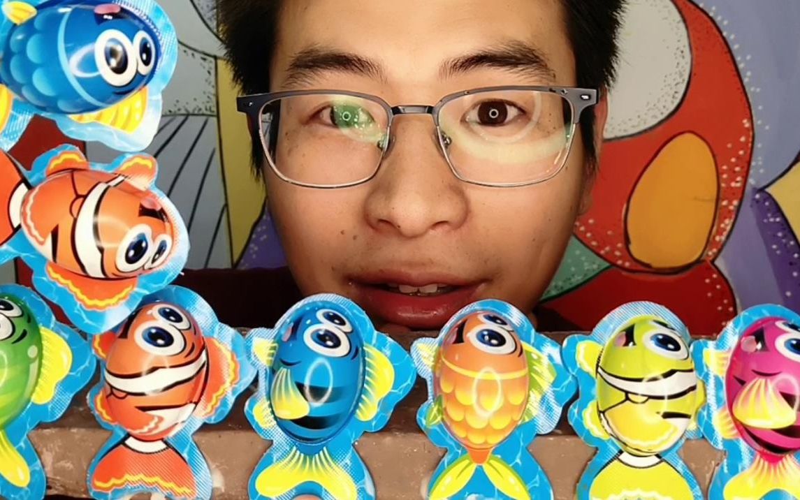 眼镜哥吃趣味零食"小鱼巧克力",多彩小萌物,香甜浓滑好美味