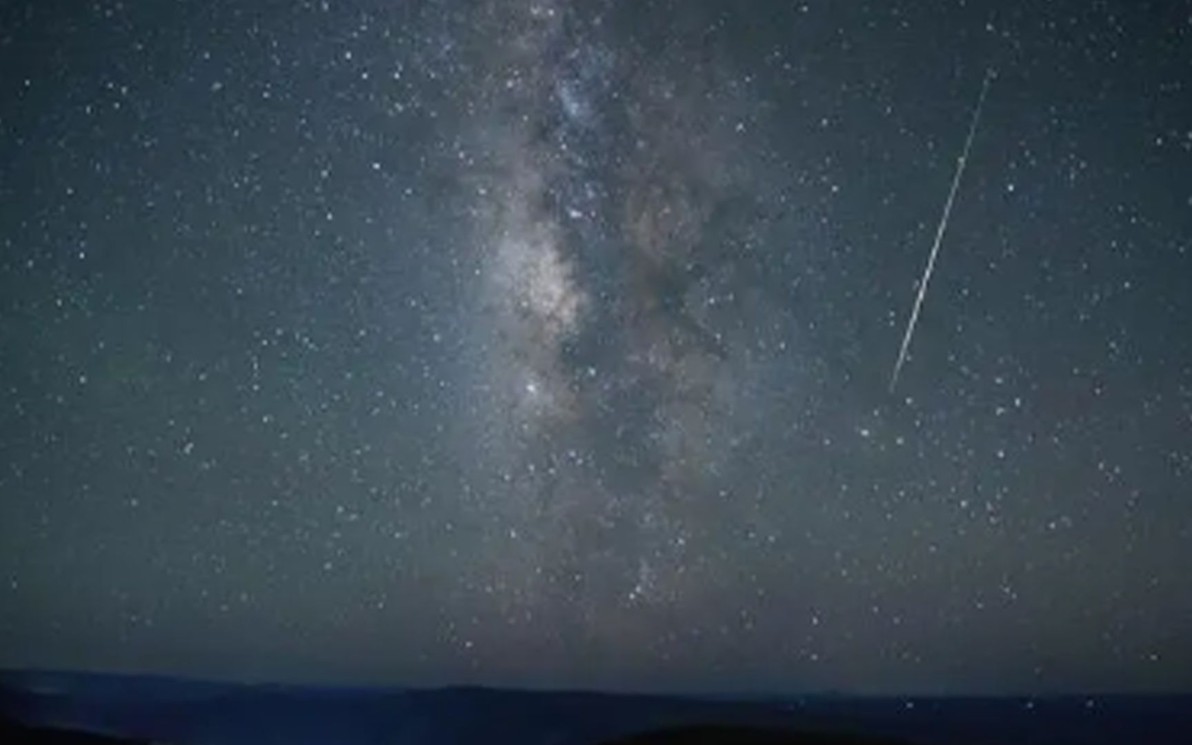 全国各地英仙座流星雨集锦:流星拖尾掠过漫天繁星,美丽至极哔哩哔哩bilibili