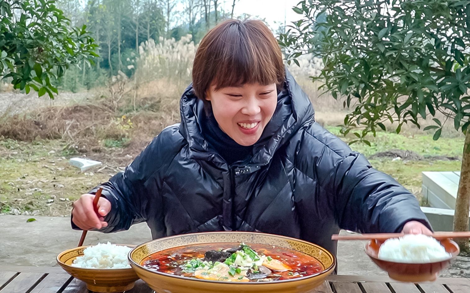 弟弟要出远门,秋妹弄个毛血旺给他践行,撒上一大把辣椒面,过瘾_哔哩