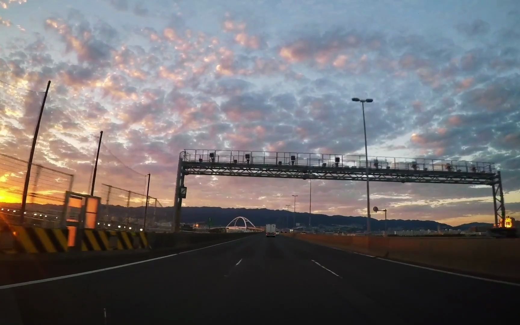 夕阳下的阪神高速【融化-梁博】