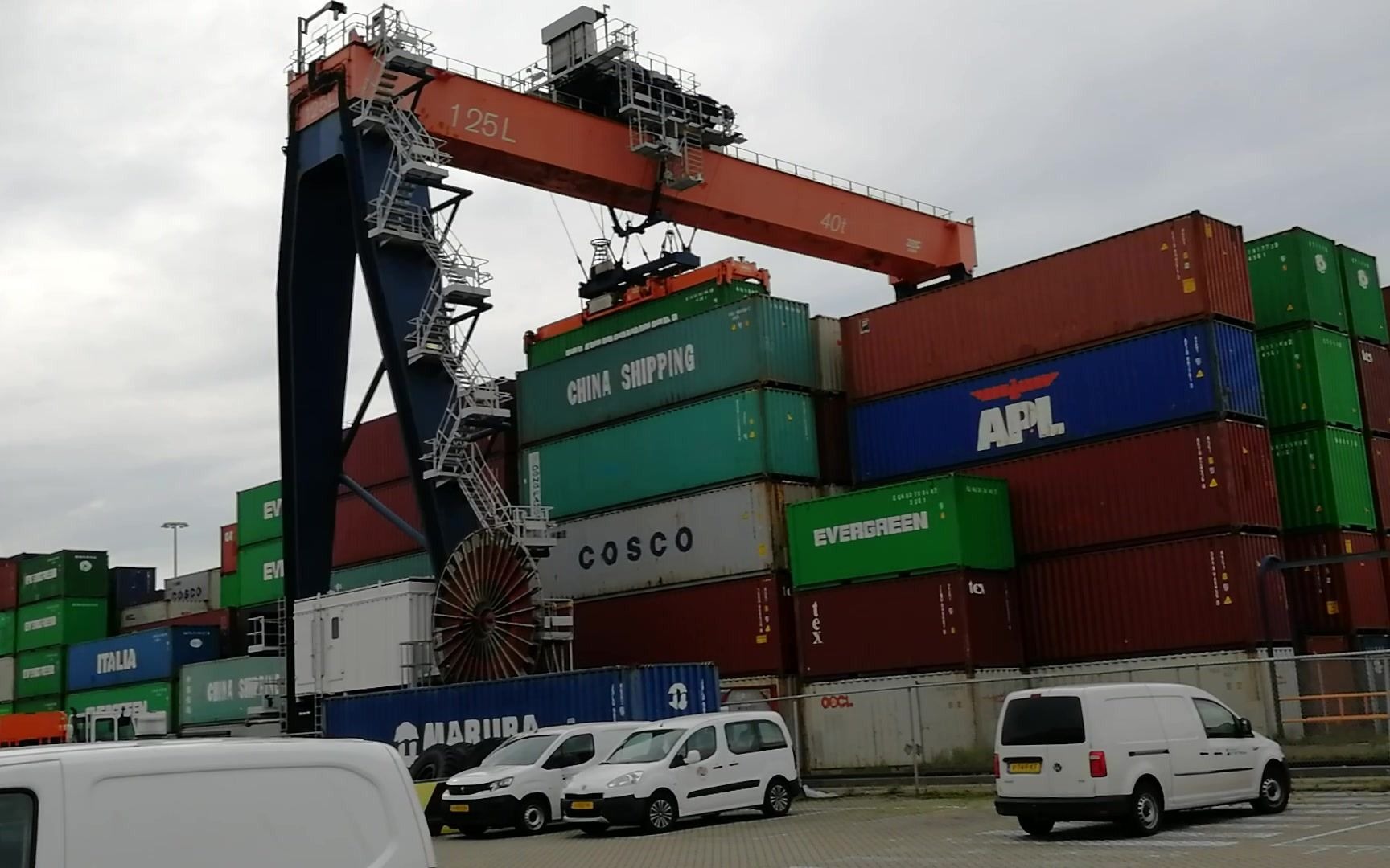 鹿特丹港集装箱装卸区清一色的上海振华龙门吊