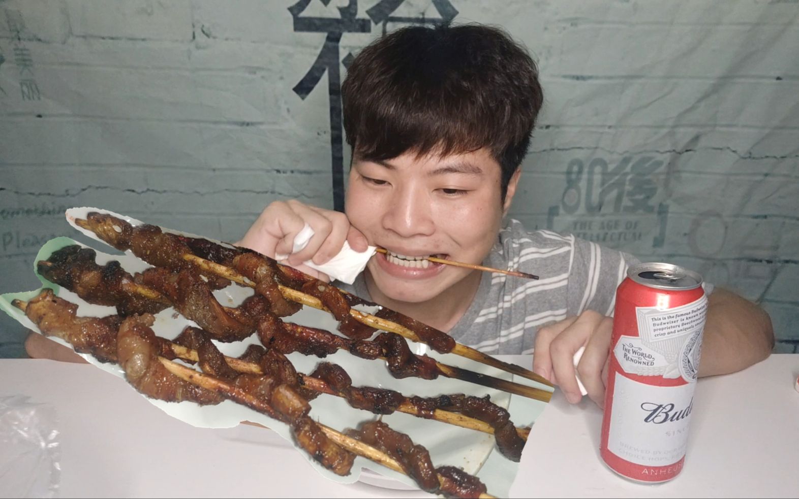 5串猪老二,3串羊肉串,一罐啤酒,小伙吃完终于有勇气和女神告白了!