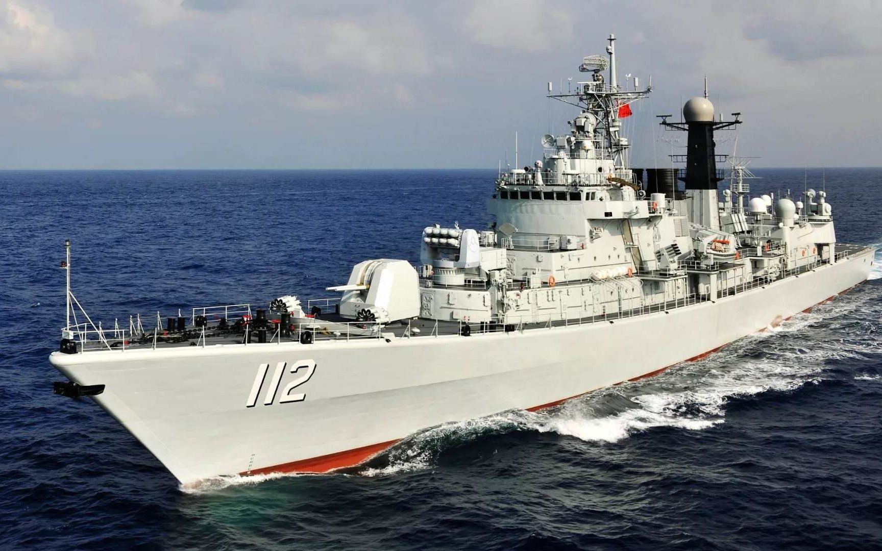 海军小哥2分钟揭秘055南昌舰甲板武器装备