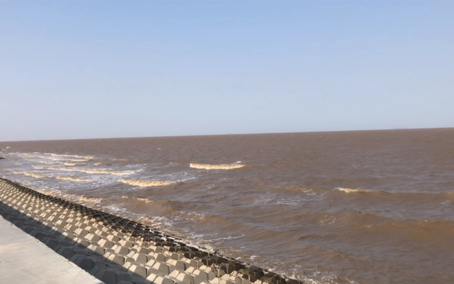 面朝大海却不是春暖花开的季节,宁波这边的大海是这样的!