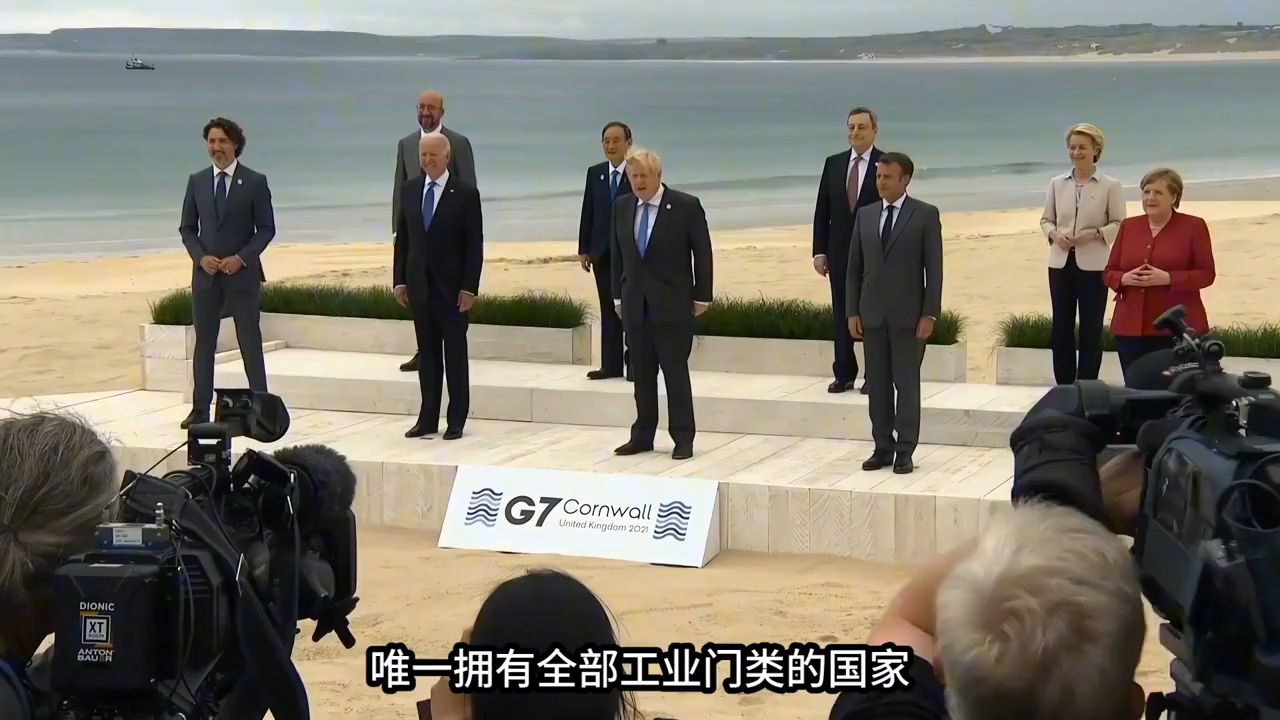 笑不活了！印度主持人竟问美国学者，中国何时能追上印度。海报