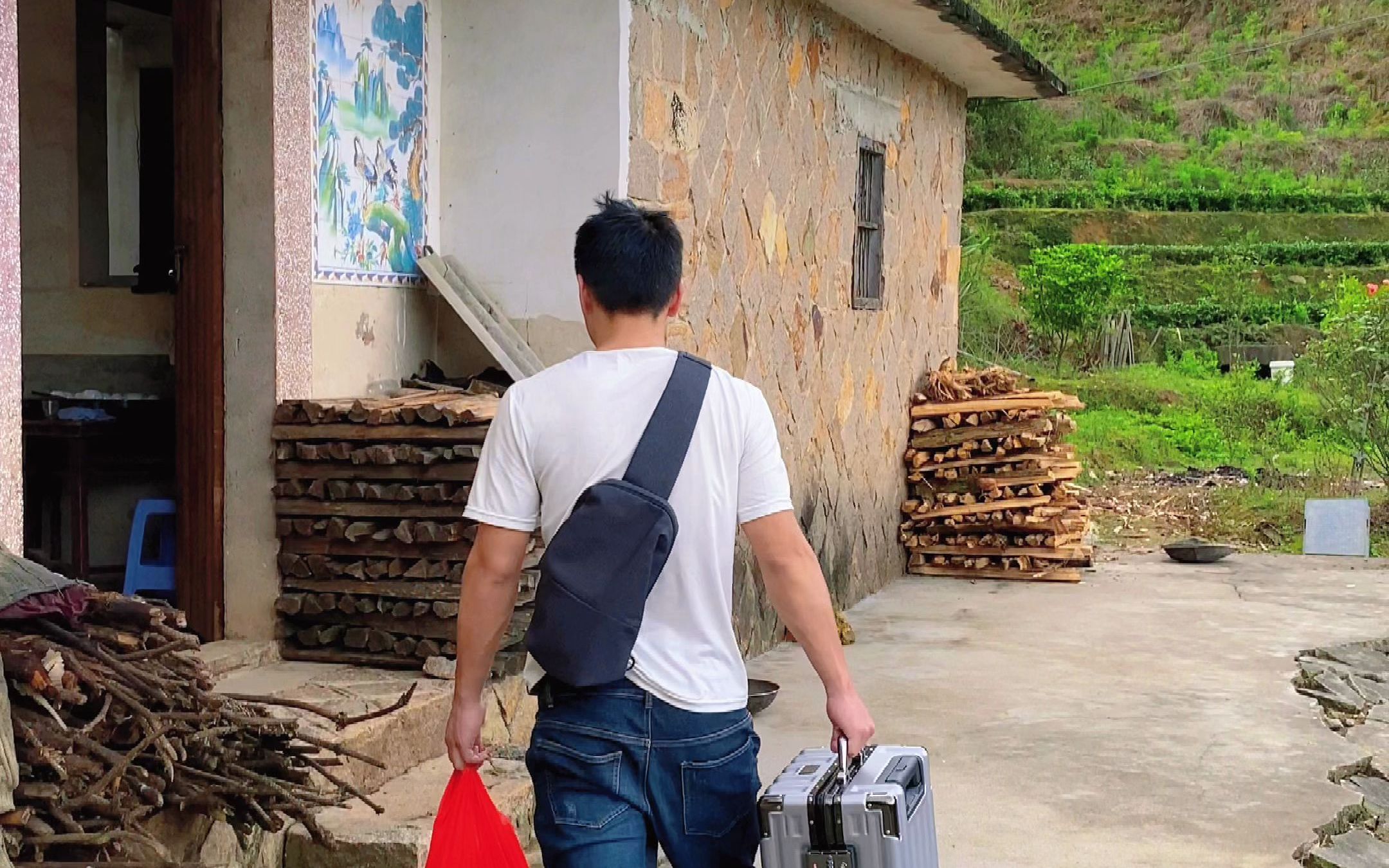 [图]以前觉得农村生活枯燥乏味，现在却是我最向往的生活。日出而作日落而息，家人闲坐灯火可亲