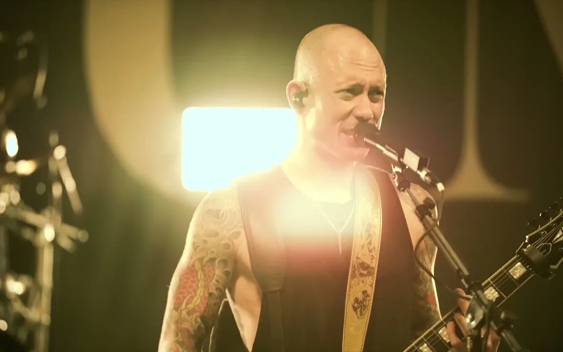 [图]Trivium - "Like A Sword Over Damocles" (Live From The Hangar)