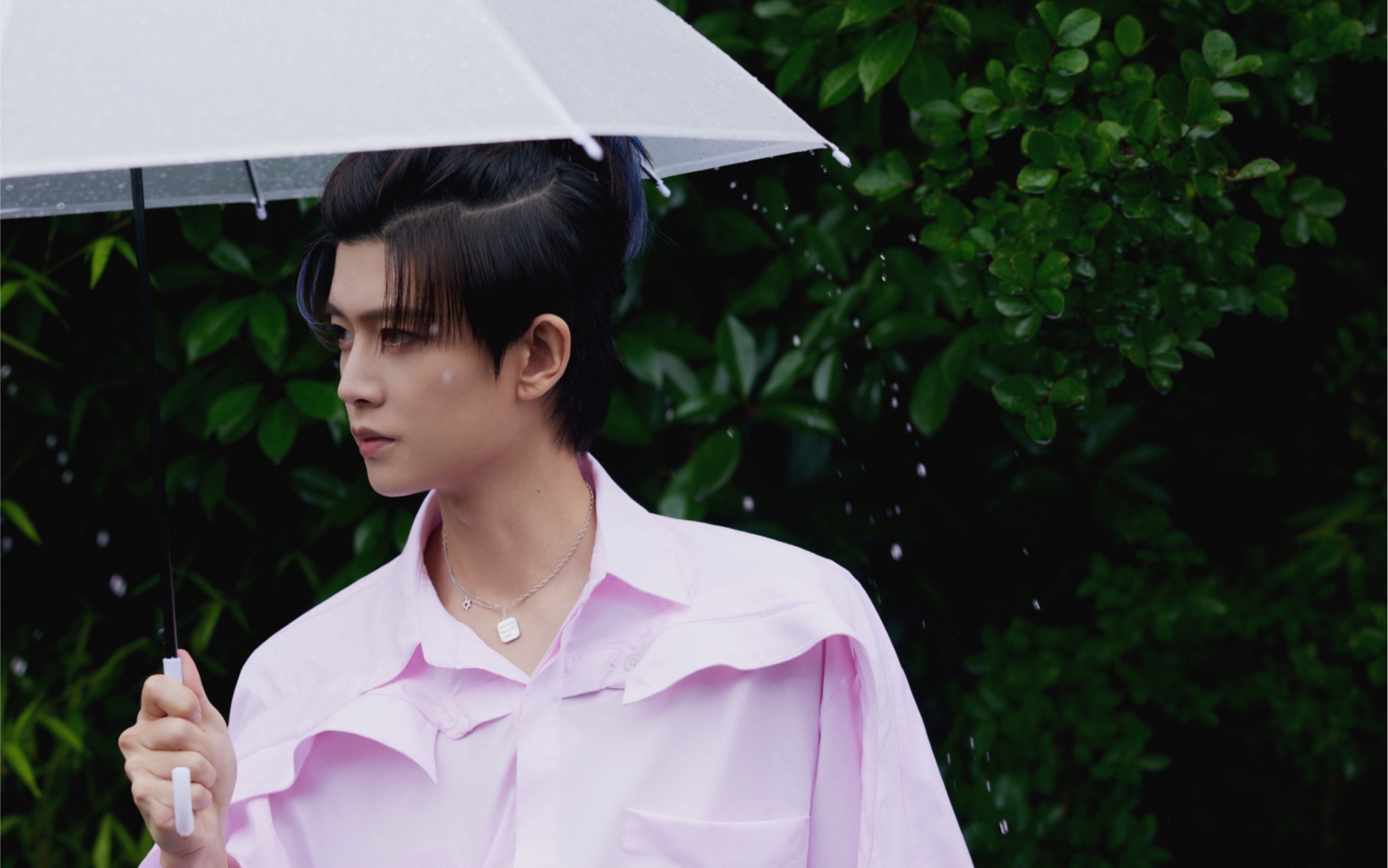 任嘉伦工作室江南雨季里的翩翩公子雨中漫步太有氛围啦转伞好可爱