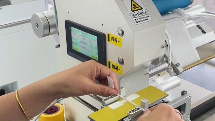 常规手工贴标不精准,机器可以代替人工贴标,提高品质,提高产能,贴标机