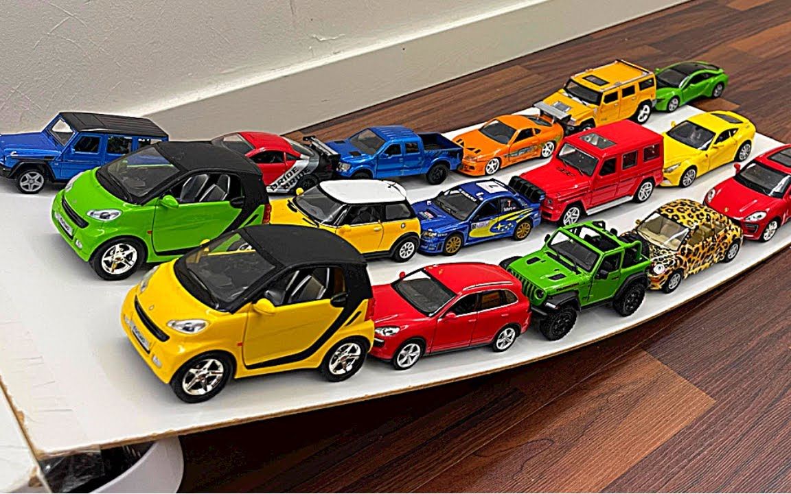 15辆彩色玩具车排队大集合,它们要比赛吗?越野车和小汽车谁赢了