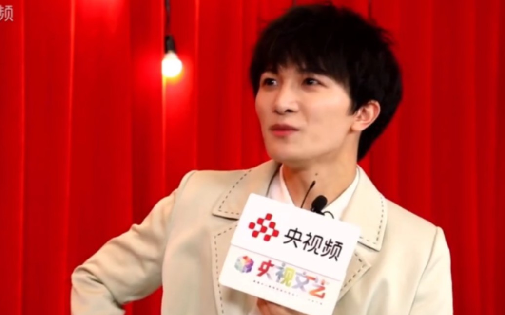 周深春晚直通车幕后探班直播采访怼怼深深笑死了