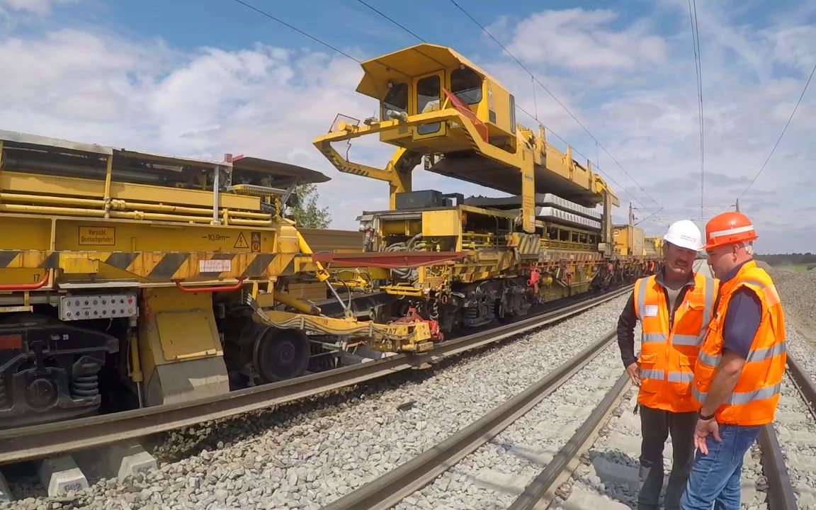 [图]德国铁路铺轨机，重631吨长230米，每小时能铺设400米轨道