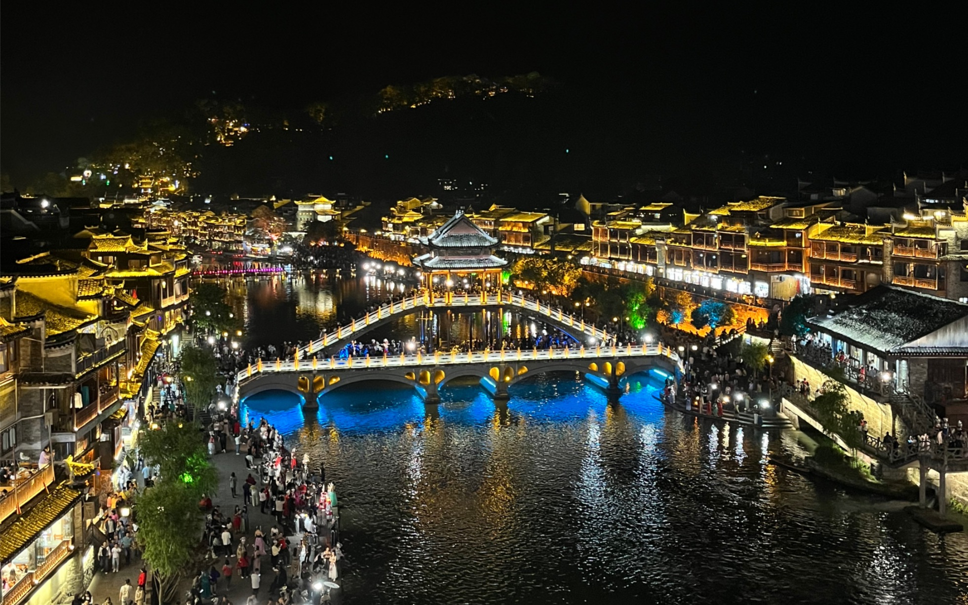 酉阳桃花源,临时决定闪现凤凰古城,于是我们来到了这个最美夜景的小镇