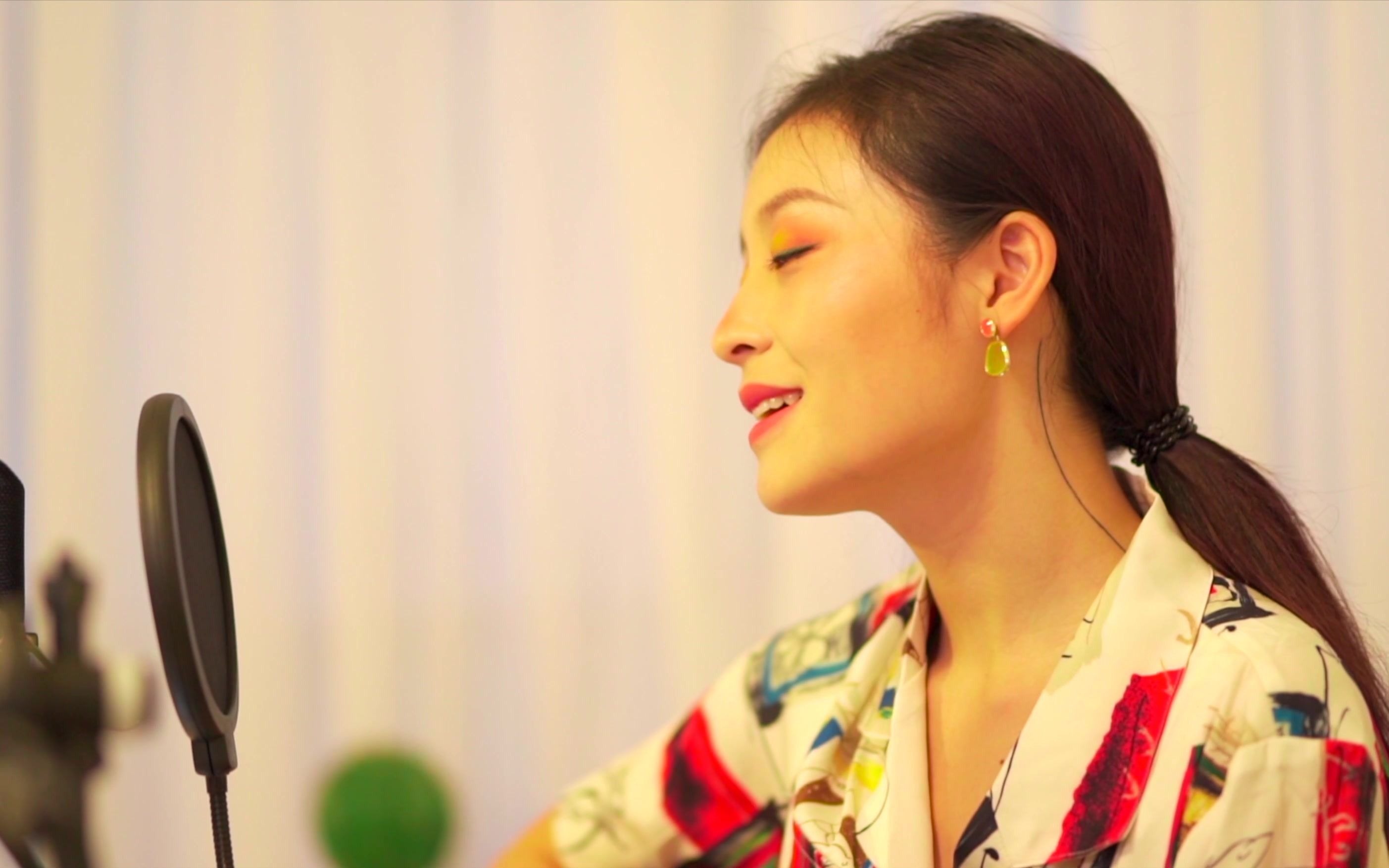 tiger谭秋娟弹唱《by the cathedral》用琴: 萨伽saga k1