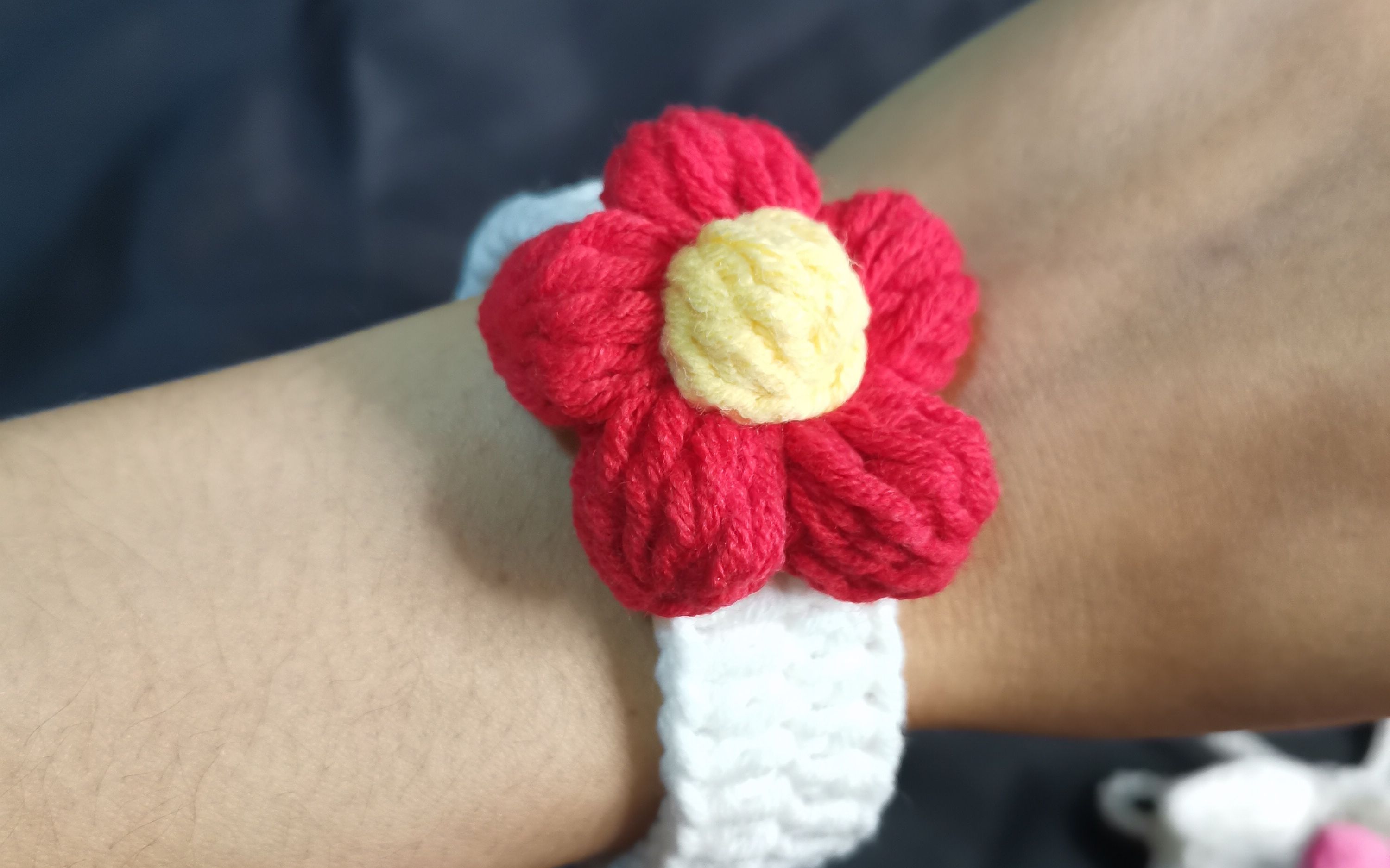 萌妈毛线diy小红花手环编织_哔哩哔哩 (゜-゜)つロ 干杯~-bilibili