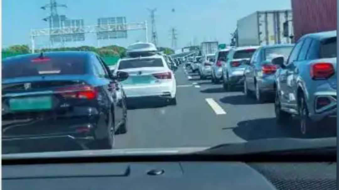 第一批返程的人又失算了，6日这些高速易拥堵 服务区充电特别繁忙，提前了解注意避开 祝大家一路畅通