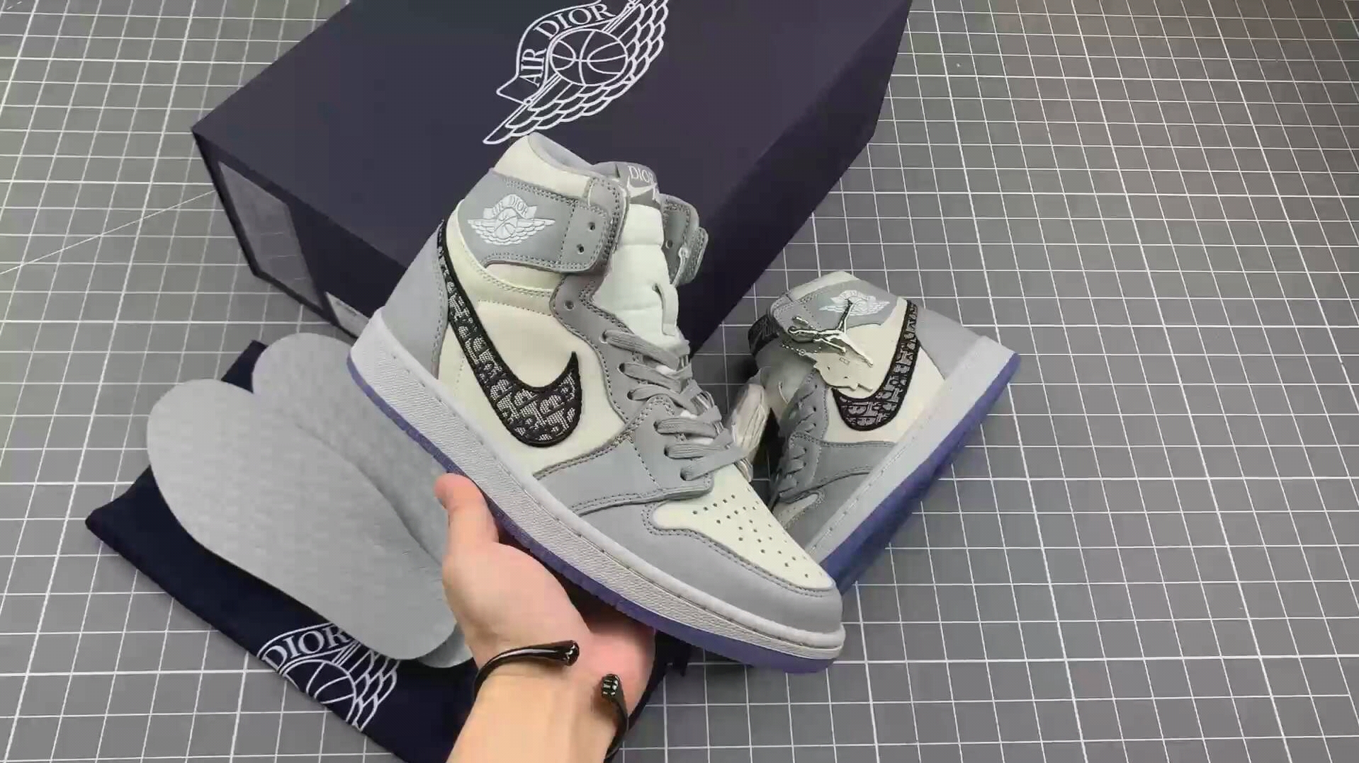 迪奥联名aj1,灰色质感价格枷锁.