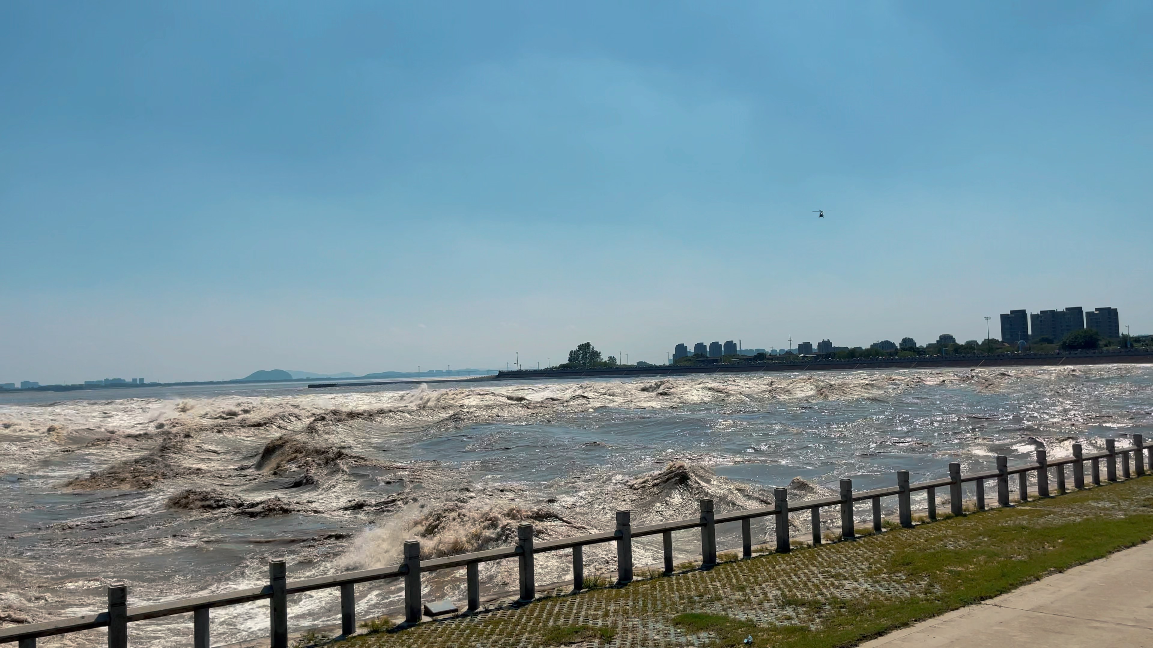 该段为历年危险区域,涌潮行进速度快,南潮东潮先后到达,且东潮大于南