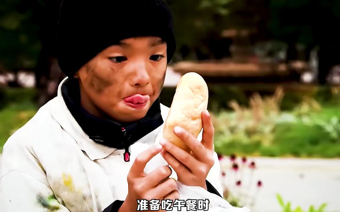 好心的小乞丐,即使自己饿的不行,也要帮助残疾人!