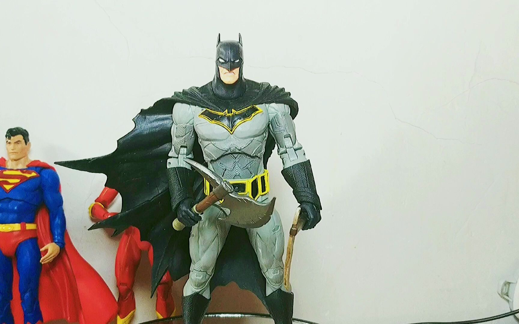 麦克法兰dc双斧金属蝙蝠侠虽然我的斧子丢了一个不过不重要蝙蝠侠手办